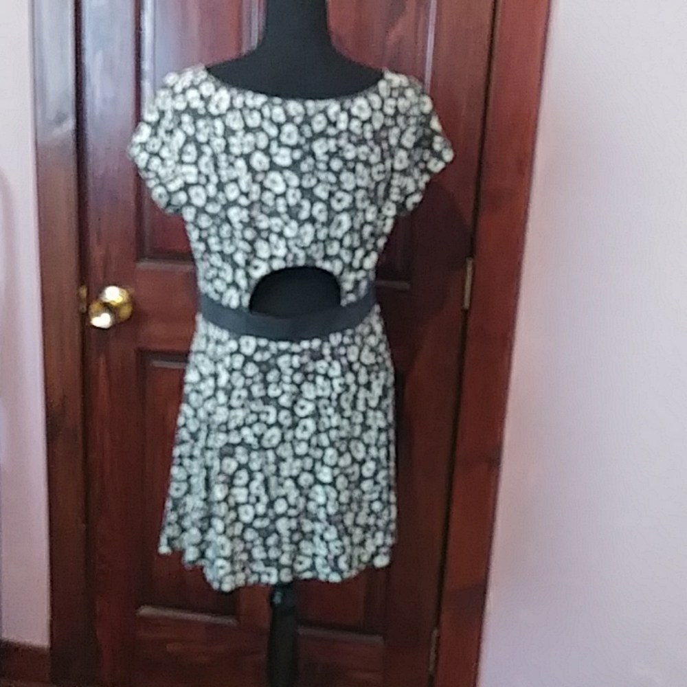 Dress - Picture 2 of 7